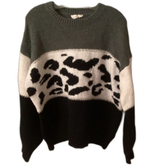 ENTRO SIZE LARGE GRAY BLACK ANIMAL PRINT COZY LONG SLEEVE SWEATER - Picture 1 of 6